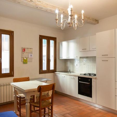 Graceful Apartment In The Heart Of Флоренция Екстериор снимка